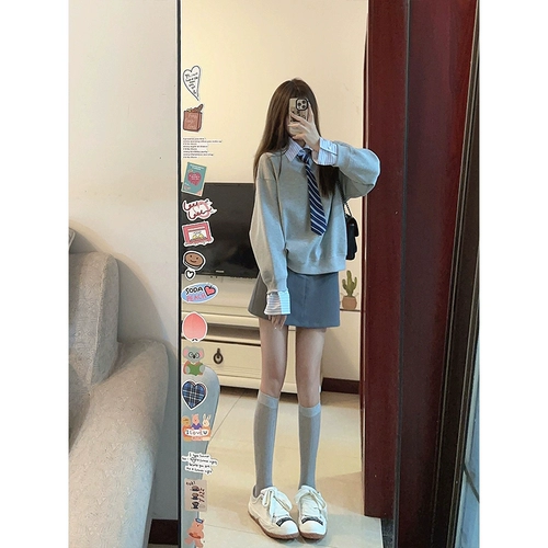 Студенческая юбка в складку, толстовка, весенний комплект, тренд сезона, городской стиль