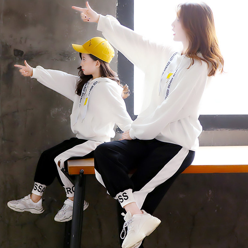 South Korea's pro-daughter dress female dress foreign gentresses 2022 New spring and autumn trendy girls Long sleeves thick cotton T sports two boomers