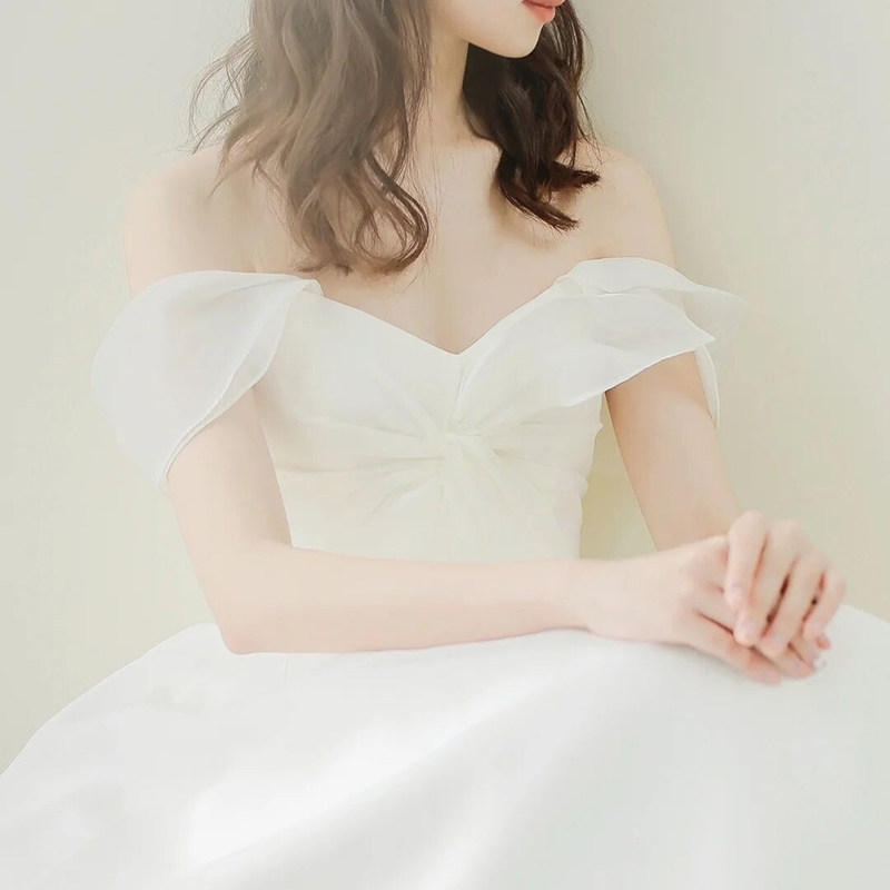 Fan-style white light wedding dress 2022 new satin lined with a shoulder retro neckline to register a small gown to go out for spring and summer