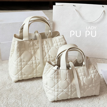 Distinguished from Ordinary Goods, the Light Luxury Quilted Toujours Tote Bag Is a Horizontal Version of the Original Bag, a Large-Capacity Handbag for Commuting