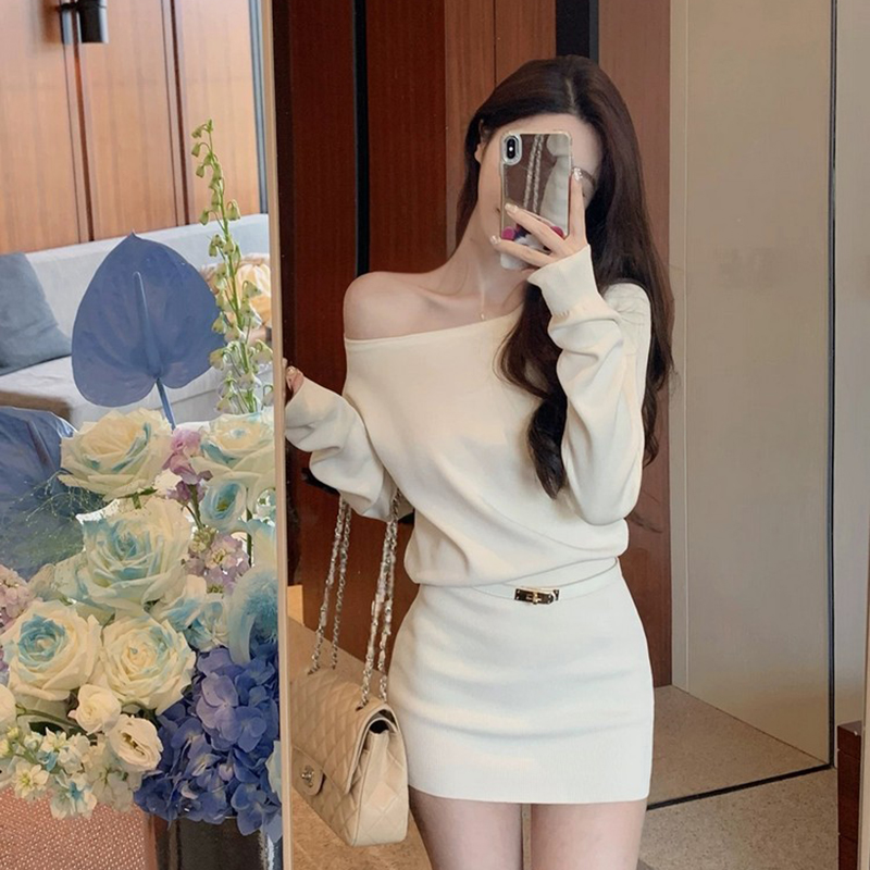 Французское высококачественное вязаное платье на одно плечо, женское осенне-зимнее дизайнерское платье с тонкой талией и темпераментом, короткая юбка с диагональными плечами