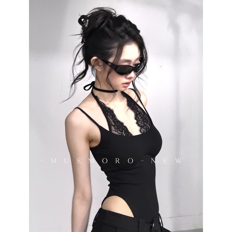 Musmoro Vertical Stripe Camisole with Built-In Removable Chest Pads, Halter Neck Strap, One-Piece Cut-Out Design Musmoro Vertical Stripe Camisole with Built-In Removable Chest Pads, Halter Neck Strap, One-Piece Cut-Out Design