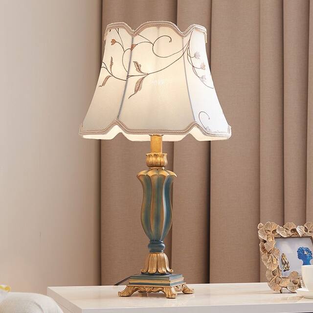 European-Style Living Room Table Lamp, Light Luxury Retro American Classical High-End Luxurious Warm and Romantic Wedding Room Bedroom Bedside Table Lamp
