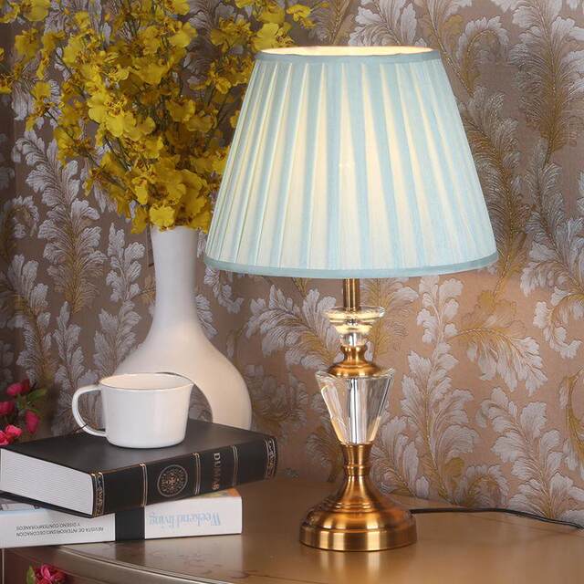 Modern Fashionable Crystal Table Lamp Bedroom Bedside Room Beige Pleated Fabric Decorative Lighting Beauty Salon Table Lamp