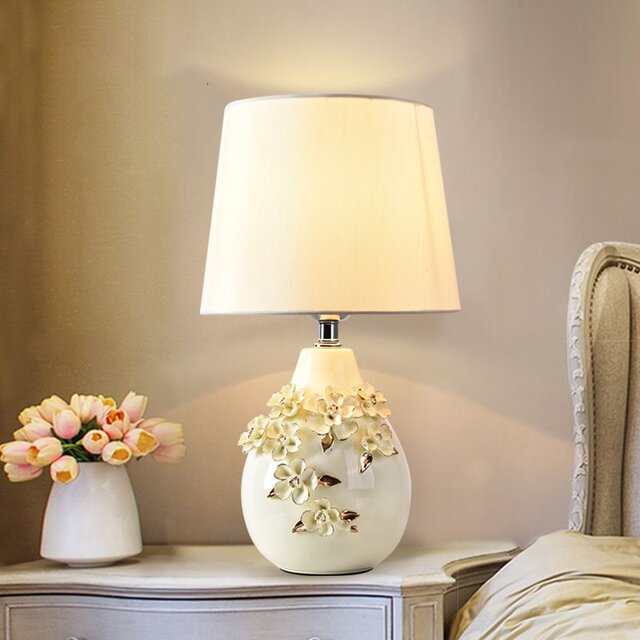 Table Lamp Bedroom Bedside Lamp Warm and Romantic Modern Simple Pastoral Living Room European Style Wedding Room Household Ceramic Table Lamp