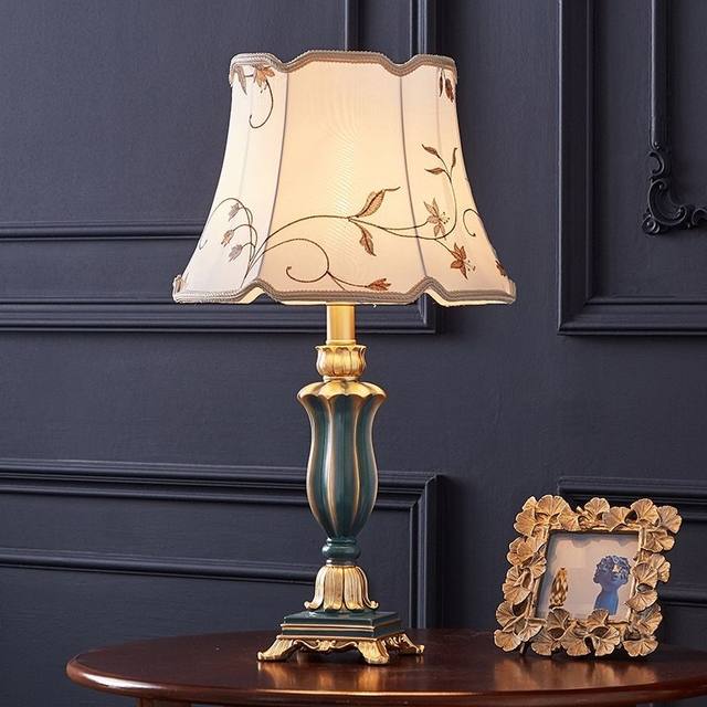 European-Style Living Room Table Lamp, Light Luxury Retro American Classical High-End Luxurious Warm and Romantic Wedding Room Bedroom Bedside Table Lamp
