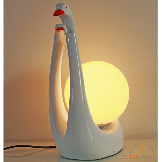 Creative Swan Bedside Lamp for Wedding Bedroom, Modern and Romantic, Warm and Stylish, Personalized Wedding Room Decoration