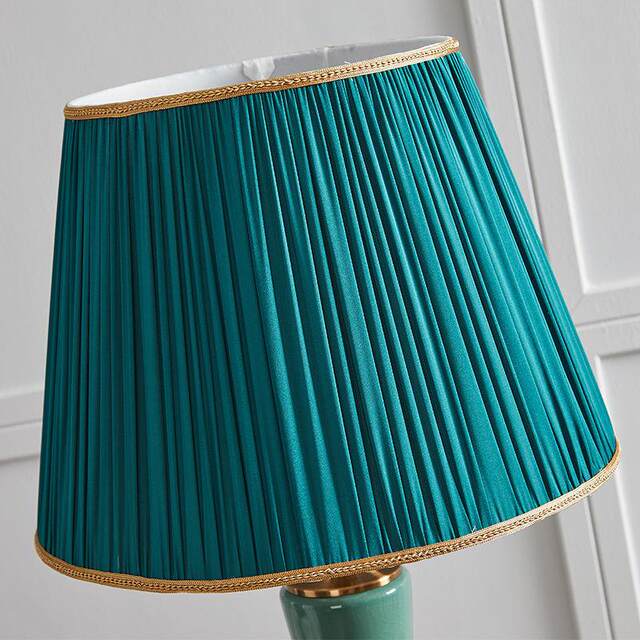 American-Style Floor Lamp with Remote Control, Dimmable, Vintage Country-Style, Creative Bedside Lamp for Guest Bedroom, Cozy and Luxurious Standing Floor Lamp