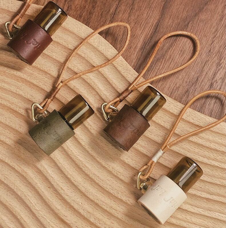 First-Layer Cowhide Bag Pendant, Floral Water-Style Essential Oil Perfume Mini Roller Bottle, Mosquito Repellent Fragrance