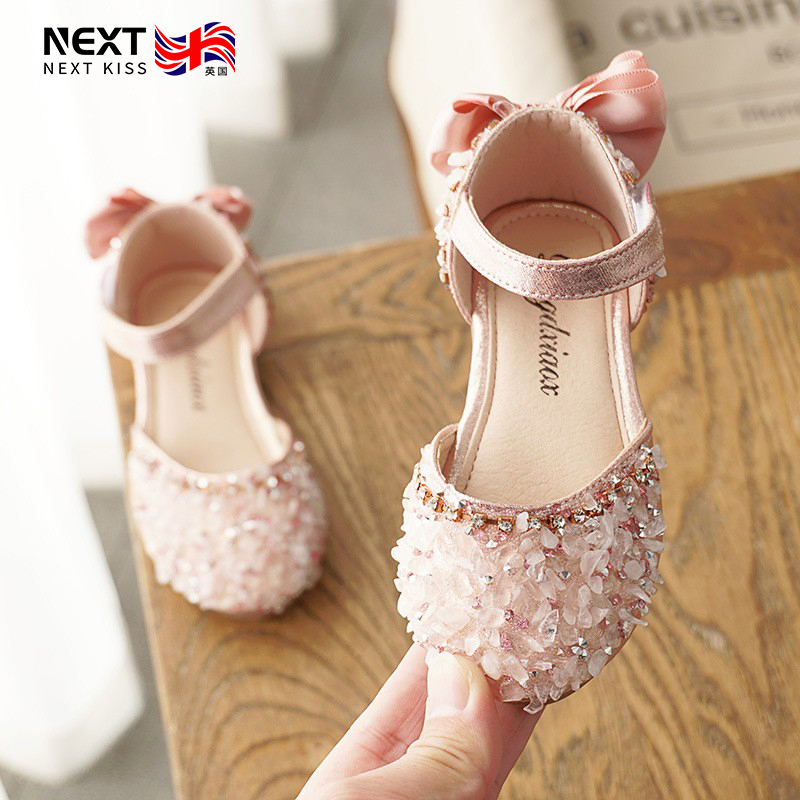 British Dgkp Girls' Sandals with Soft Soles 2026 New Style Little Girl Princess Shoes Fashionable Closed-Toe Children's Crystal Shoes
