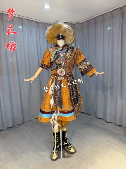 Paillettenbesetztes ethnisches Mariaso-Ewenki-Kostüm für Jungen