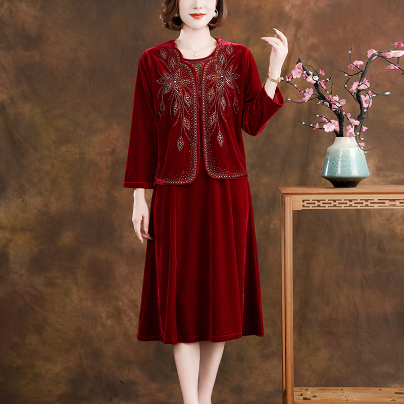 Give Middle-Aged Mom a Birthday Gift of Autumn and Winter Clothing: a Two-Piece Silk Velvet Dress Set for Her Mother-In-Law on Her Son's Wedding Day