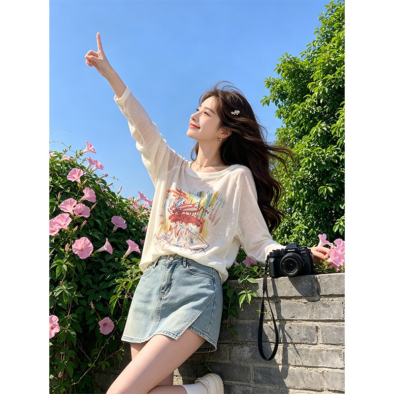 休闲风小众时尚斜领露肩印花长袖t恤女2026夏季宽松百搭遮肉上衣