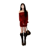 Красное трикотажное демисезонное пальто, открытые плечи, с акцентом на бедрах