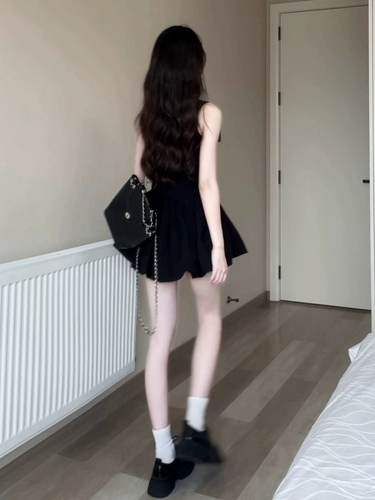 Черное летнее элегантное платье, стиль, придает объем