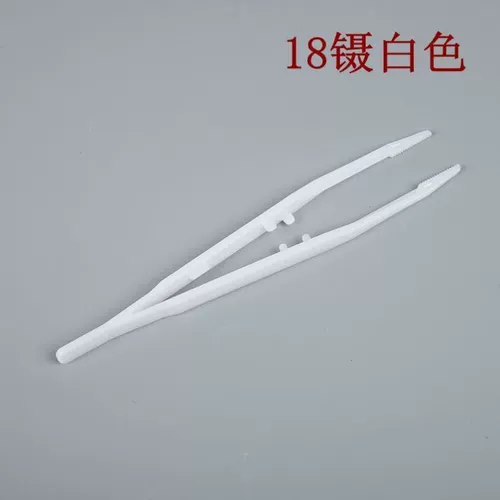 Длинный Грасссон берет удлиняемый клип и тянет волосы и тянет бородатые железные щипцы.