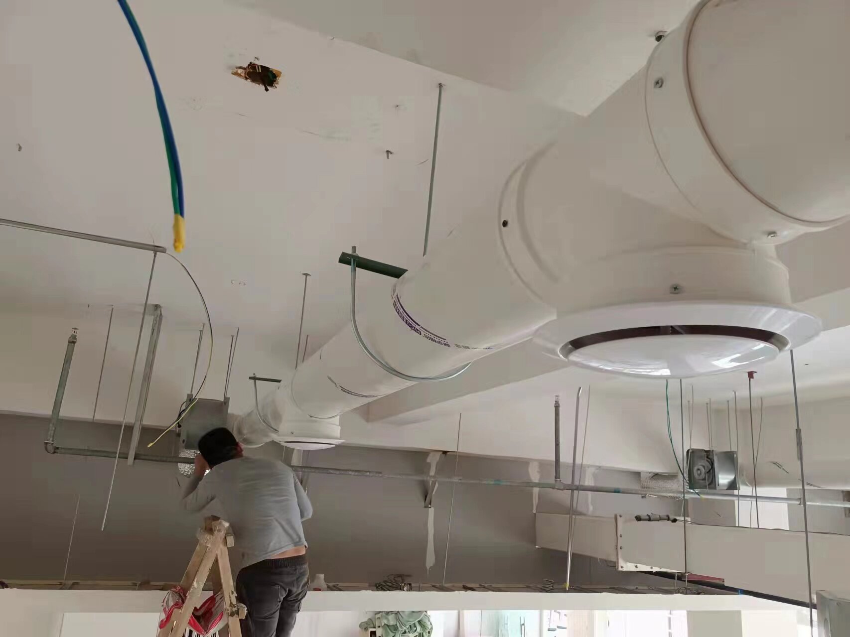 Case diagram and accessories made of PVC hard pipe for indoor non-suspended ceiling (one set per 3 meters)