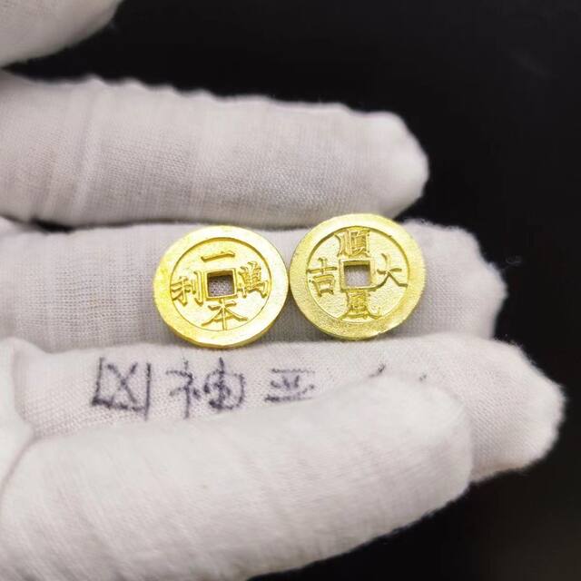 Copper coins for men and women bring good fortune and good luck