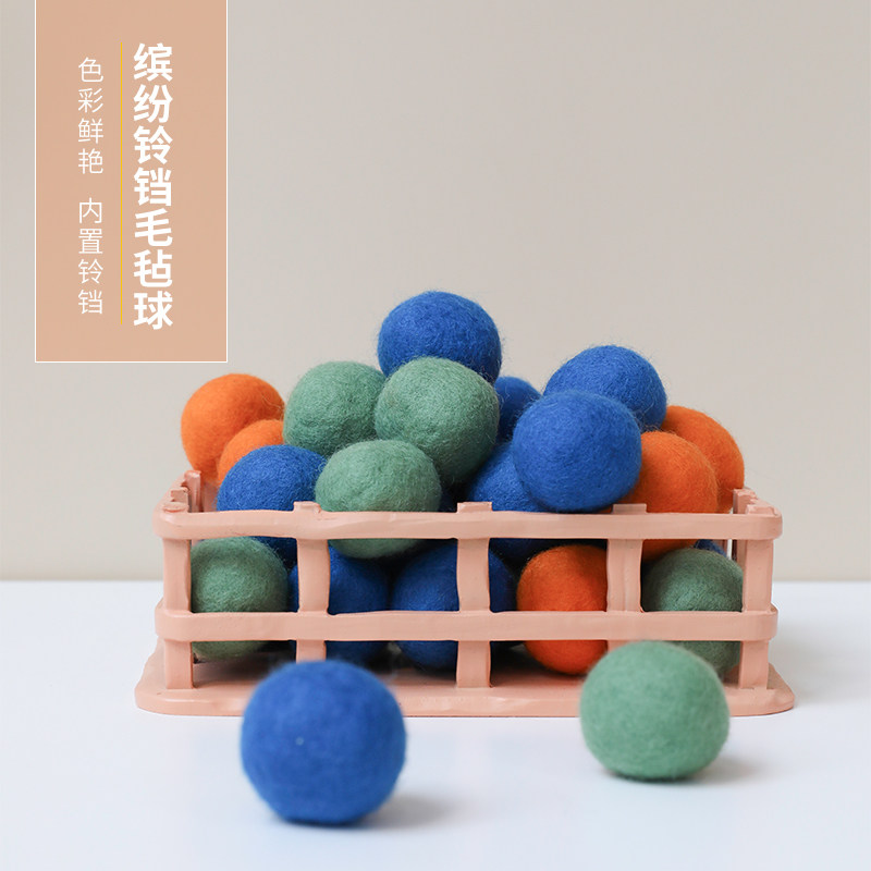 The cat felt ball is called the ball to amuse the cat toy three-color bell can sound from the hi-biting pet to play the wool ball