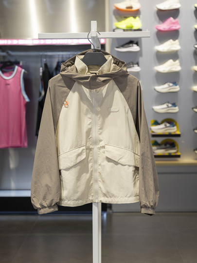 Спортивная ветровка Li-Ning CROSS, новинка осени 2024, женская водоотталкивающая свободная куртка с капюшоном AFDU532