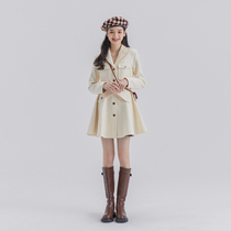 The puff lovers of the little deer are under the middle of a long style of wind and dress for a lap of the waist and a new dress for the winter.