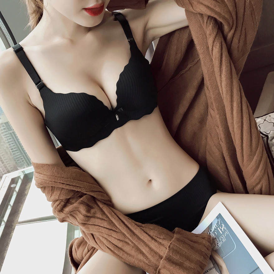 Japanese underwear women's small chest sexy no steel ring gathered thick no trace beautiful backlit red Benming year underwear suit