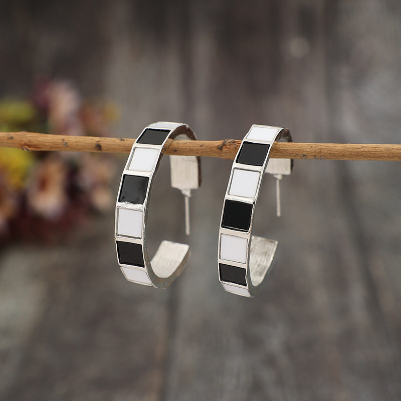 Black and White Checkered Geometric C-Shaped Alloy Acrylic-Inlaid Vintage Earrings | Fashion Jewelry