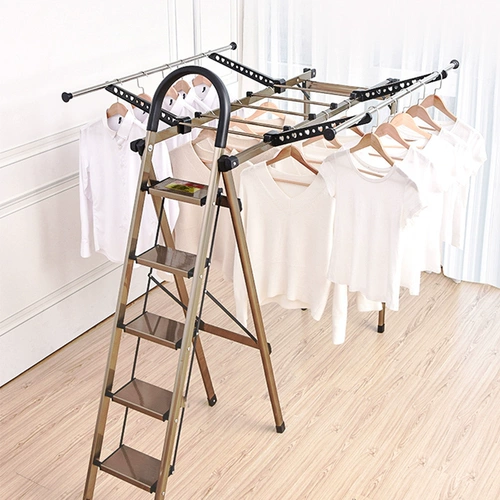 Стойка из сушки на балконе падает на землю, сильный крытый на открытом воздухе на открытом воздухе.