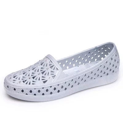 Летние кожаные сандалии Баотоу для женщин Crocs повседневные неглубокие, нескользящая обувь для медсестер, белые сандалии, мамина обувь, пляжные туфли