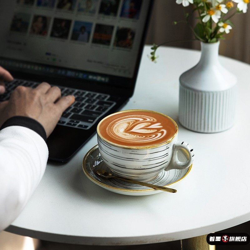 Ceramic Exquisite Coffee Cup, High-End Retro Saucer Set, Creative Latte Art Cup, 320ml Coffee Cup