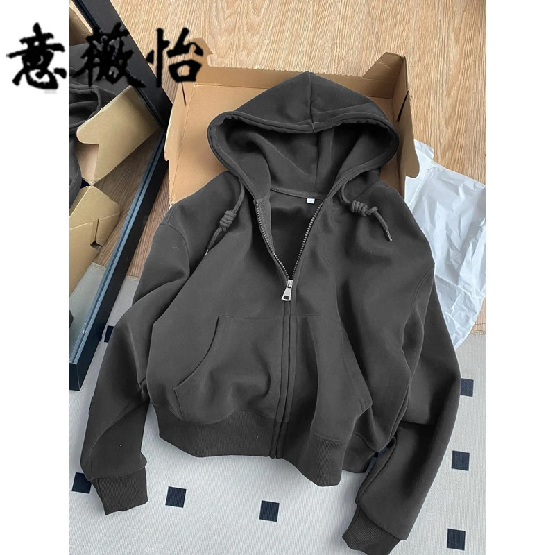 Super Cool Short Sweatshirt with a Straight Fit, Perfect for Autumn and Winter, Korean Style Outfit for Petite People, Short Jacket with Hood and Zipper