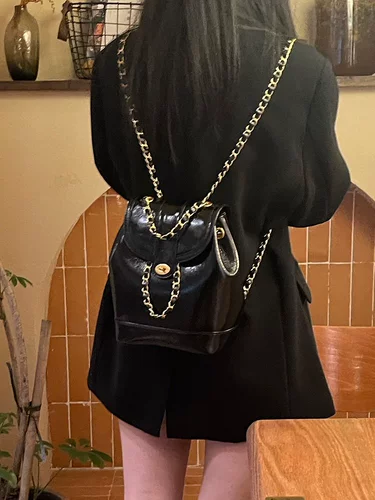 Кардинальные красные сумки в Южной Корее, чтобы найти среднюю нишевую рюкзак для маленького ладанного сети