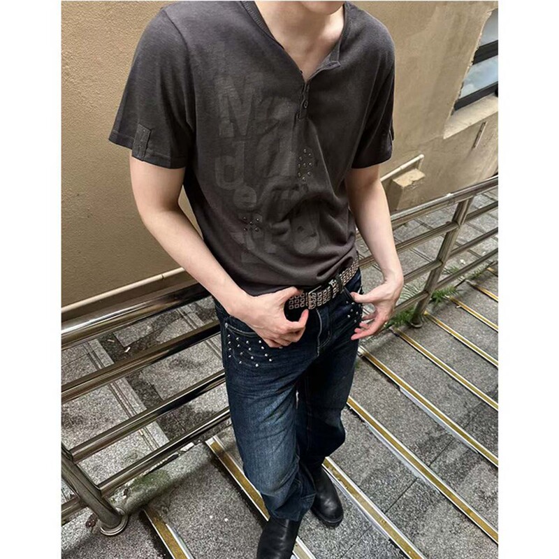 【Eme】Dark Vintage American-Style Slub Cotton Short-Sleeve T-Shirt with Heavy-Duty Rivets and Vertical Lettering, Casual and Versatile 【Eme】Dark Vintage American-Style Slub Cotton Short-Sleeve T-Shirt with Heavy-Duty Rivets and Vertical Lettering, Casual and Versatile