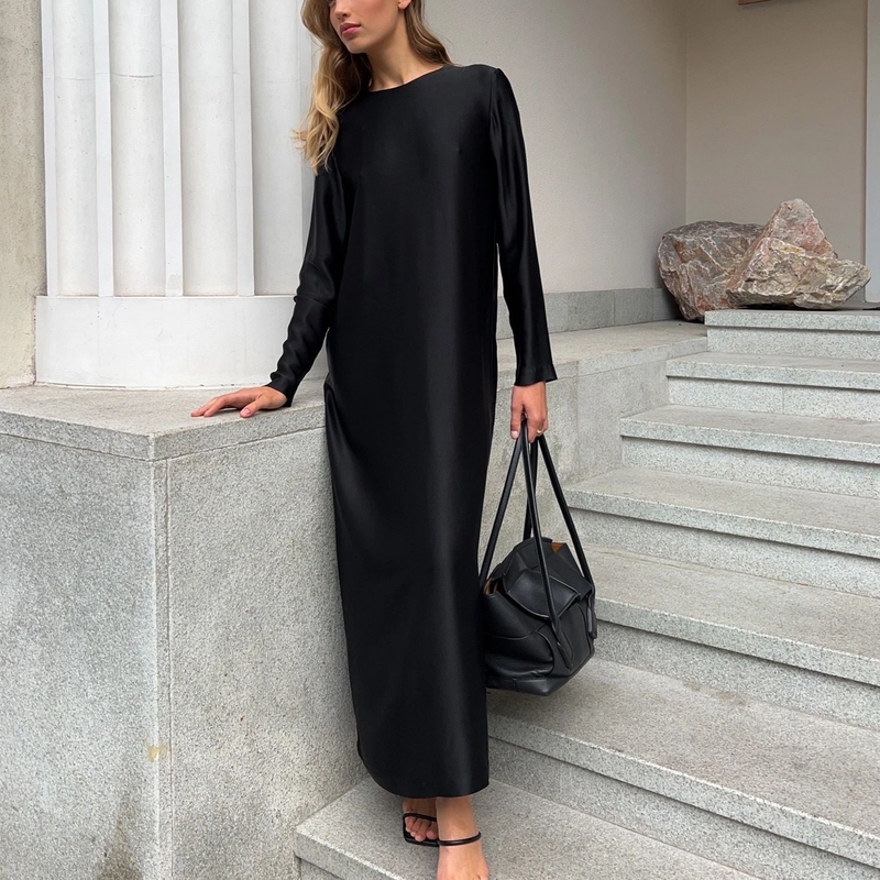 Black Base Layer Long Dress with Round Neck and Long Sleeves, Suitable for Layering in Autumn and Winter, Feminine Style Black Base Layer Long Dress with Round Neck and Long Sleeves, Suitable for Layering in Autumn and Winter, Feminine Style