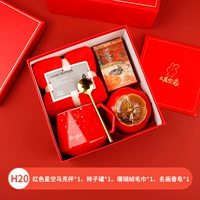 Красное звездное небо, коралловое полотенце, мыло