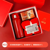 Красный стакан, коралловое мыло, полотенце