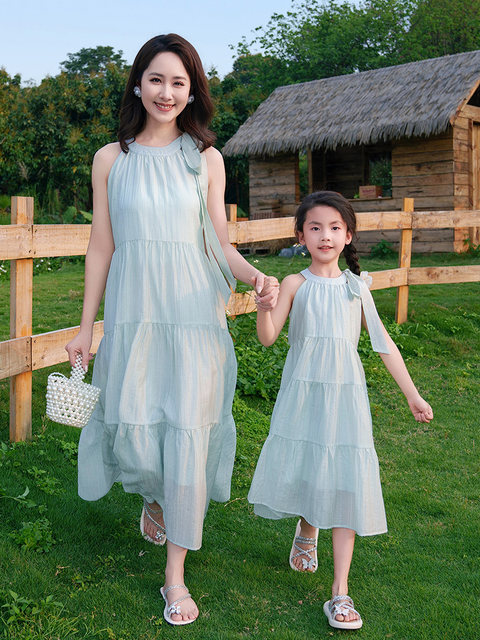 New High-End Family Matching Outfits for Summer, Stylish Mother-Daughter Dresses and Vacation T-Shirt Sets for a Family of Three or Four
