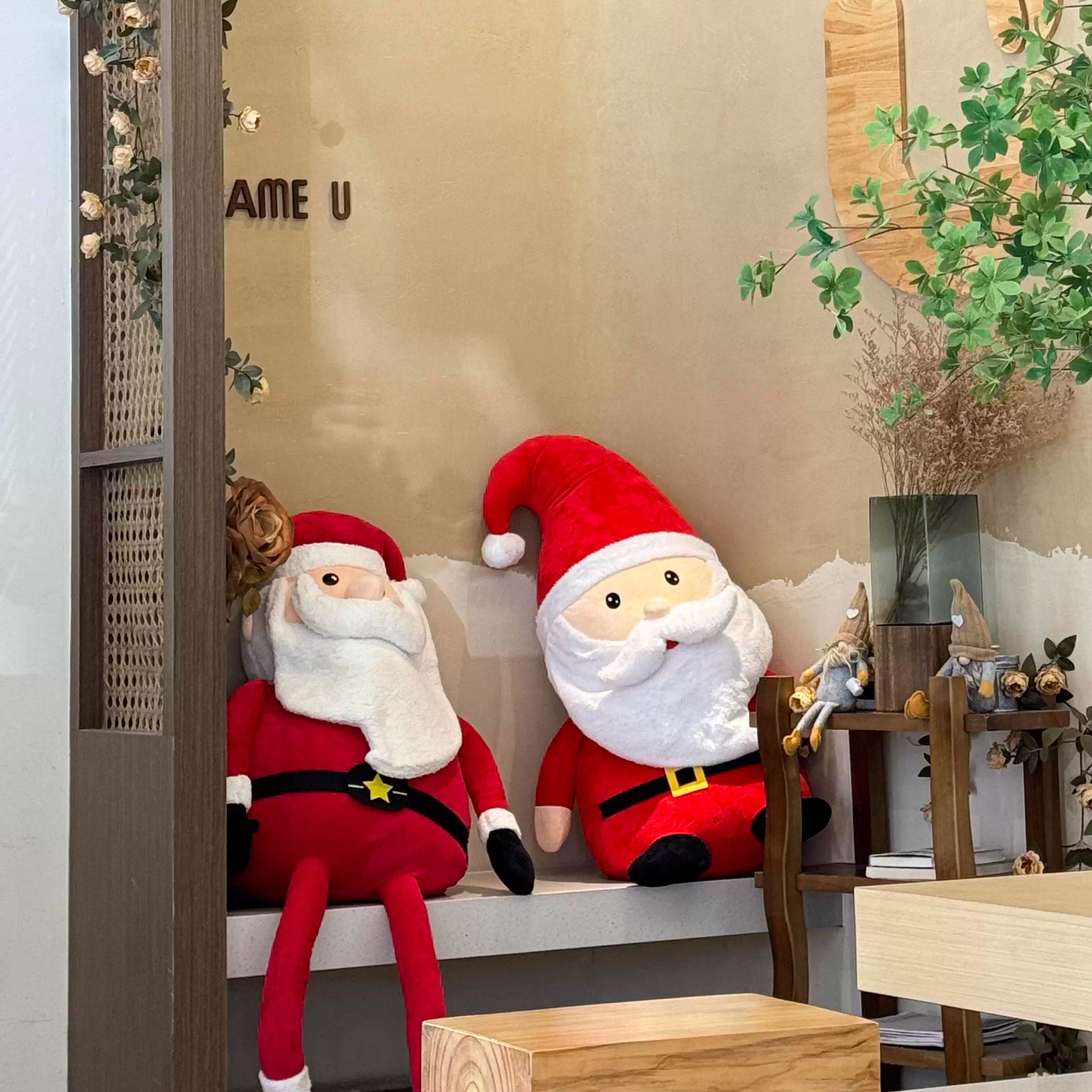 サンタクロースのぬいぐるみ。寝るときや抱きしめるのにぴったりの、かわいい巨大ぬいぐるみ。女の子へのクリスマスプレゼントに最適です。