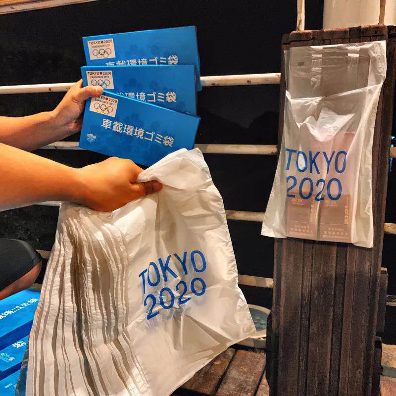 Choose it if the inside of the car is clean and choose it. Disposable foldable garbage bag garbage cans pasted in the car 268