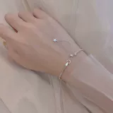 Брендовый небольшой дизайнерский серебряный браслет, женский браслет, серебро 925 пробы, серебро 925 пробы, простой и элегантный дизайн, городской стиль