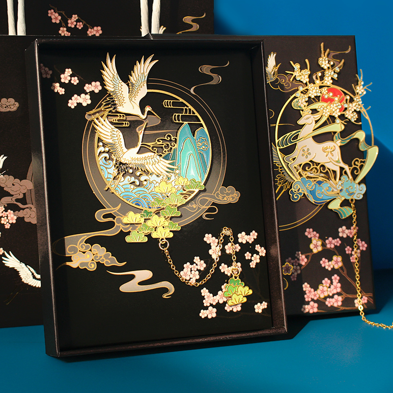 Metal hollow bookmarks Forbidden City Chinese style filling craft brass exquisite creative literature and art students send teachers, classmates, girlfriends souvenirs as teachers' day gifts, exquisite pendants, group fan book clips