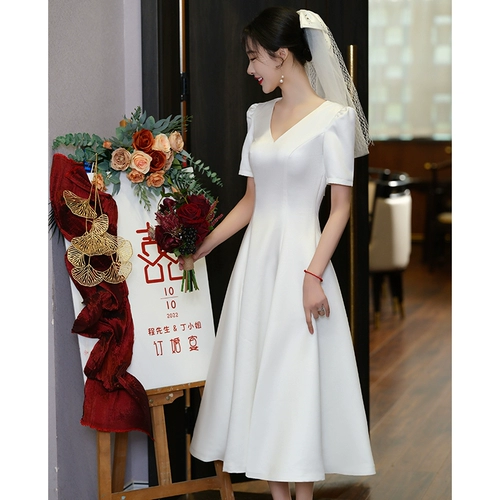 Обручальное платье с атласной высококачественной регистрацией нишевой регистрации Небольшая белая юбка можно носить на открытом воздухе.