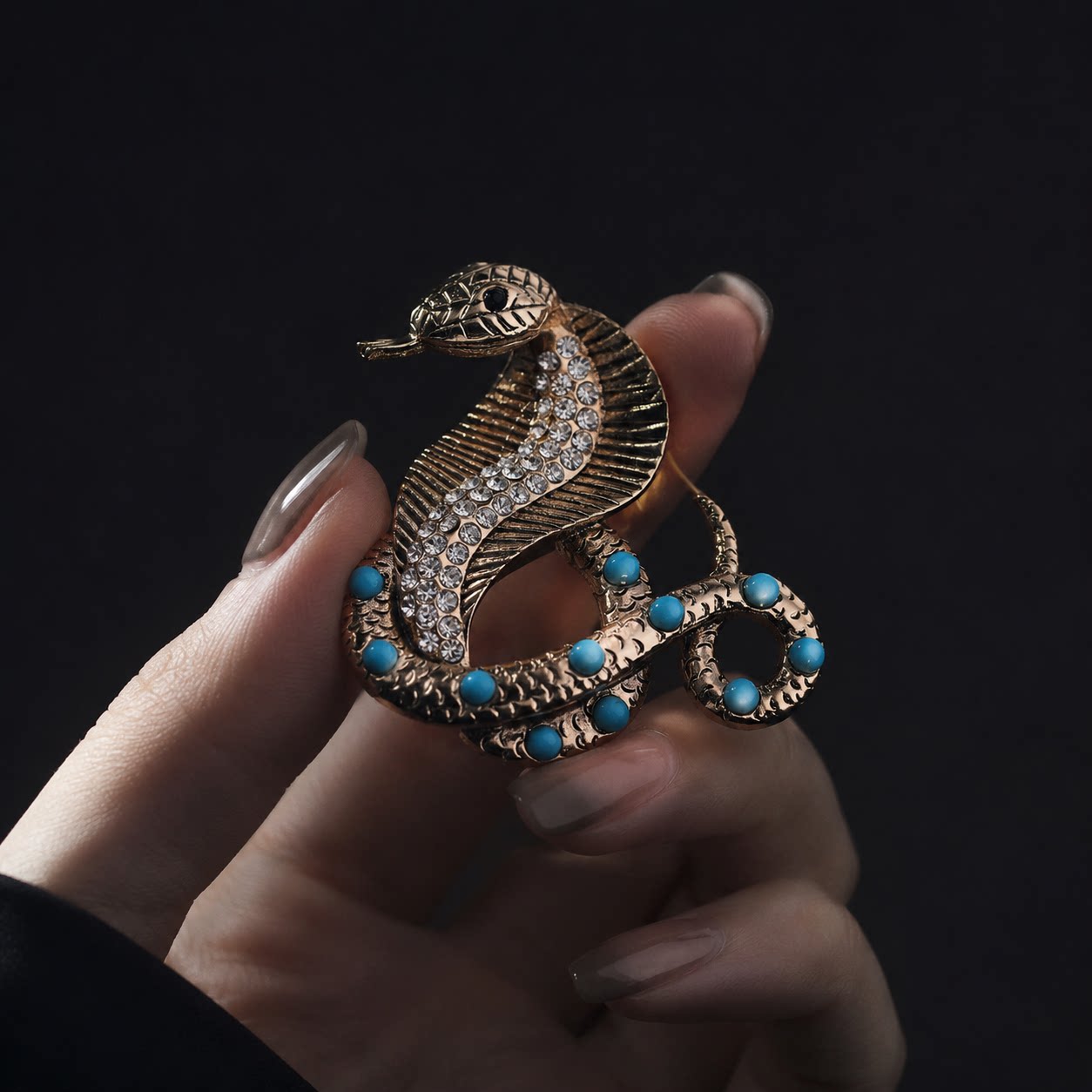 "Mysterious Serpent's Radiance" Cobra Brooch - Exquisite Zodiac Snake Pin, Suitable for Suits, Coats, Shirts, and Cobra Accessories