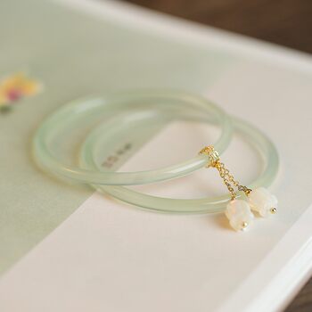 Natural chalcedony jingle bracelet, fresh and sweet double-life flower bracelet, new chinese style shell flower gift for girlfriend