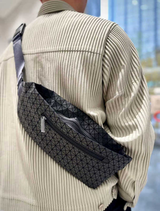 Geometric Rhombus Silicone Men's and Women's Shoulder Crossbody Chest Bag, Casual and Versatile Sports Fitness Waist Bag, Large Capacity Mobile Phone Bag
