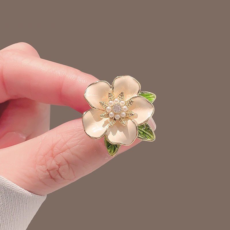 French-style glazed gardenia brooch, ethereal and unique design, anti-exposure buckle, high-end corsage accessory, Mori girl style.