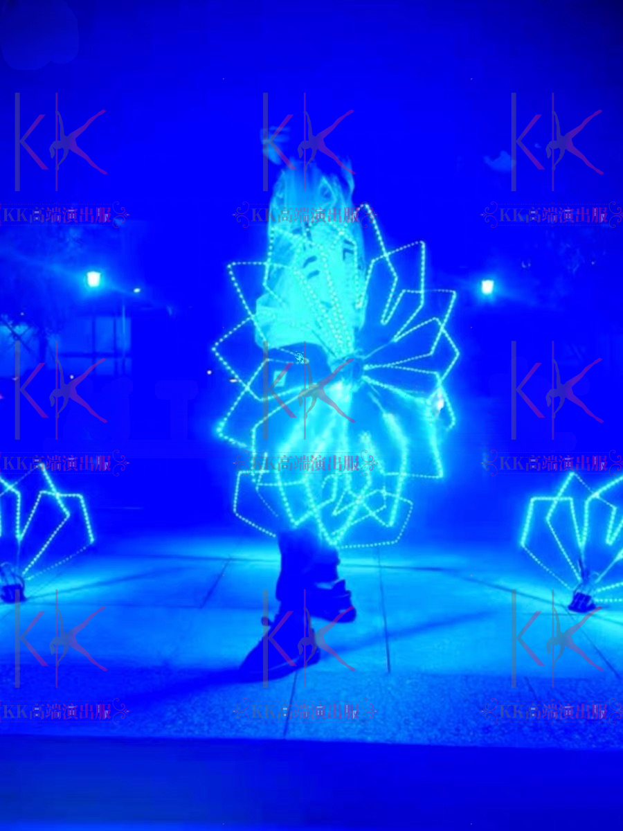 DO演出服中为什么选择白色蕾丝LED超大拖尾扇？2026酒吧夜店开业必备趋势详解