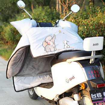 Electric vehicle windshield quilt with velvet and thickening in winter to prevent rain