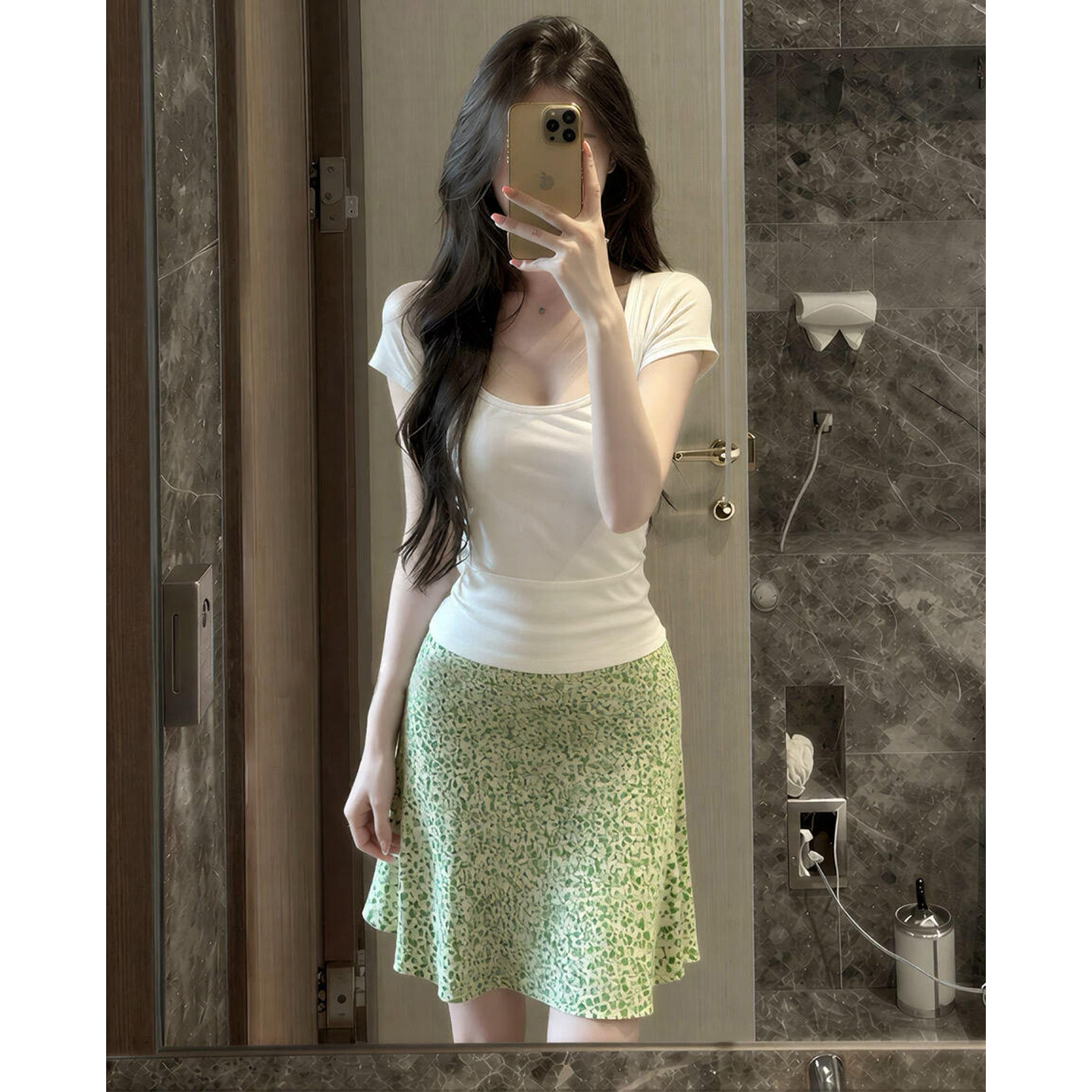 初夏绝美巨好看连衣裙子女夏季穿搭2026新款碎花短裙t恤两件套装