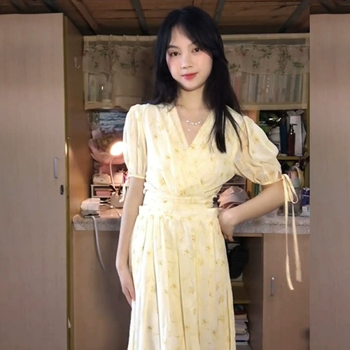 Летнее желтое приталенное платье, корсет, длинная юбка, в цветочек, коллекция 2023